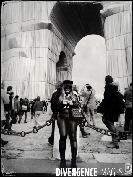 L Arc de Triomphe empaqueté par Christo