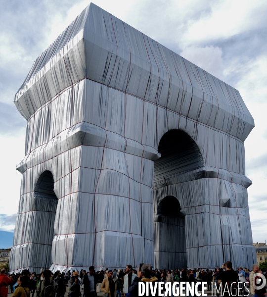 L Arc de Triomphe empaqueté par christo