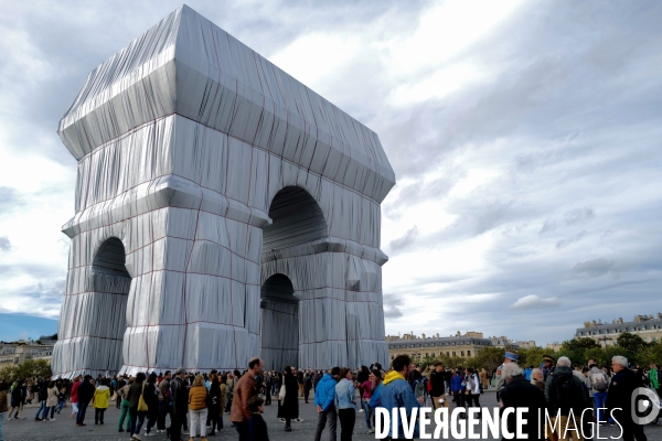 L Arc de Triomphe empaqueté par christo