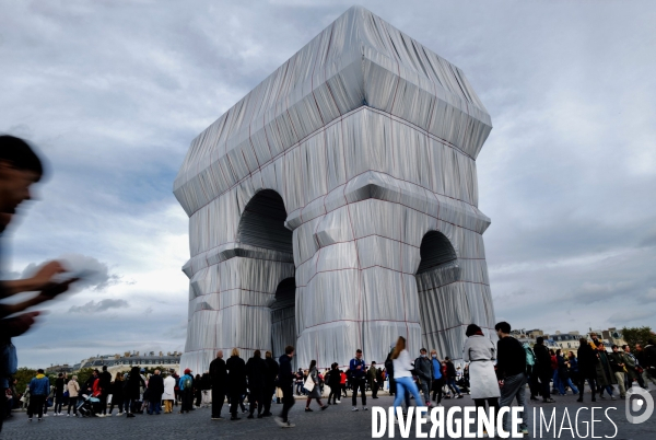 L Arc de Triomphe empaqueté par christo