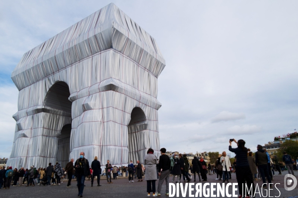 L Arc de Triomphe empaqueté par christo