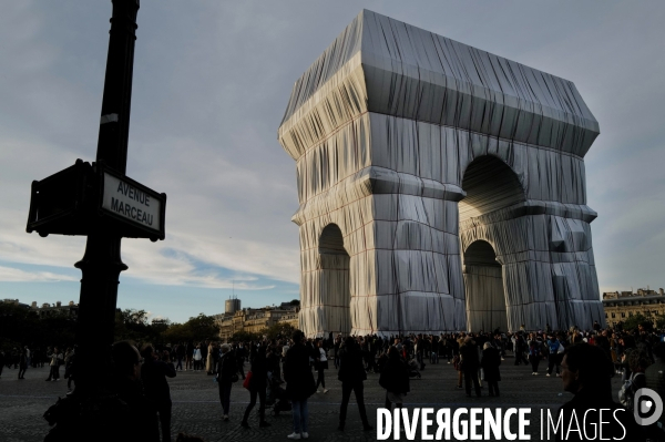 L Arc de Triomphe empaqueté par christo