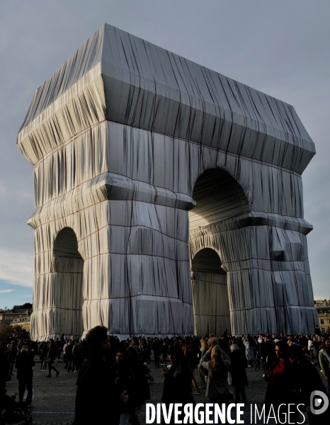 L Arc de Triomphe empaqueté par christo