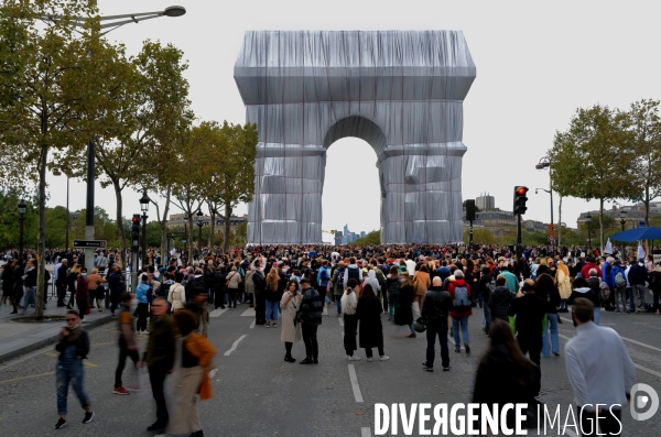 L Arc de Triomphe empaqueté par christo