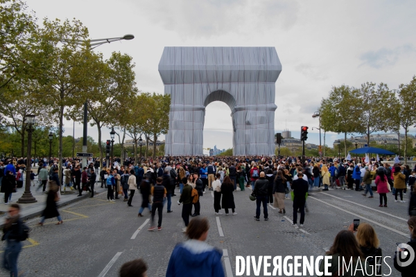 L Arc de Triomphe empaqueté par christo