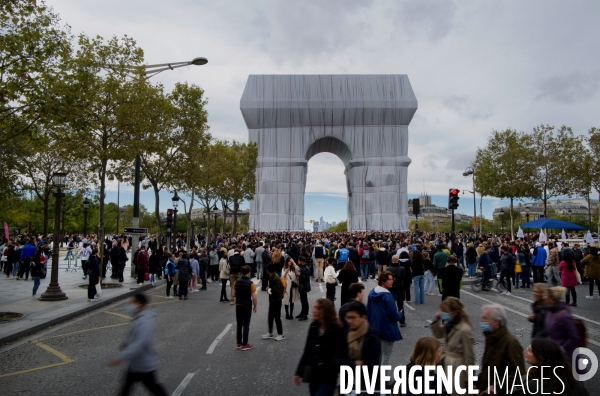 L Arc de Triomphe empaqueté par christo