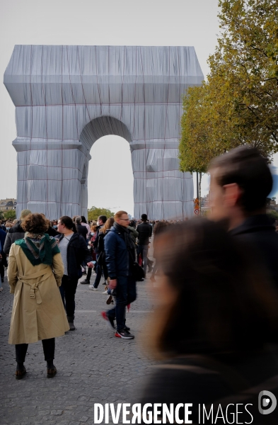 L Arc de Triomphe empaqueté par christo