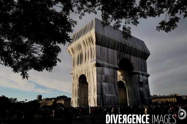 L Arc de Triomphe empaqueté par christo