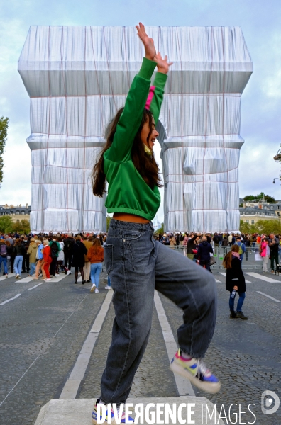 L  arc de triomphe empaqueté par Christo & Jeanne Claude