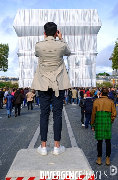 L  arc de triomphe empaqueté par Christo & Jeanne Claude