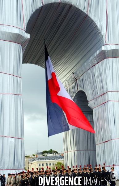 L  arc de triomphe empaqueté par Christo & Jeanne Claude