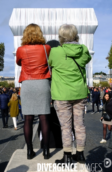 L  arc de triomphe empaqueté par Christo & Jeanne Claude