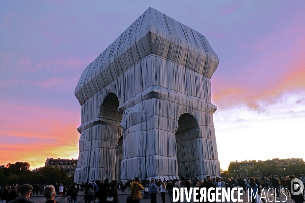 L  arc de triomphe empaqueté par Christo & Jeanne Claude