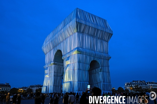 L  arc de triomphe empaqueté par Christo & Jeanne Claude