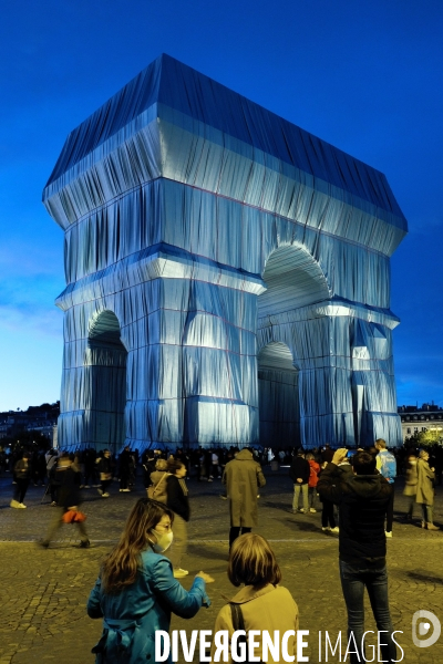 L  arc de triomphe empaqueté par Christo & Jeanne Claude