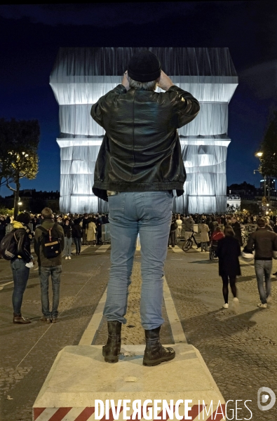 L  arc de triomphe empaqueté par Christo & Jeanne Claude