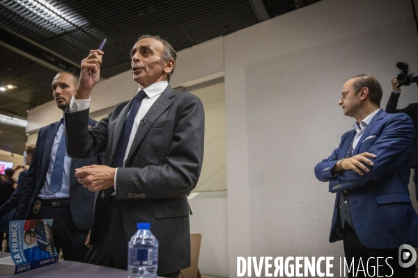 Eric ZEMMOUR signe son livre à Paris.