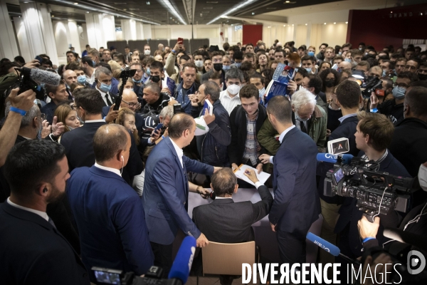Eric ZEMMOUR signe son livre à Paris.