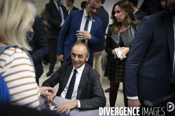 Eric ZEMMOUR signe son livre à Paris.