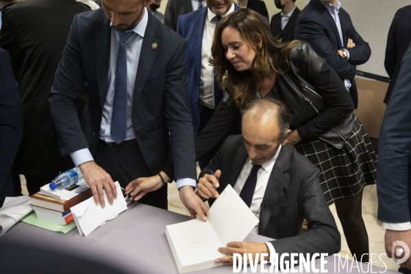 Eric ZEMMOUR signe son livre à Paris.