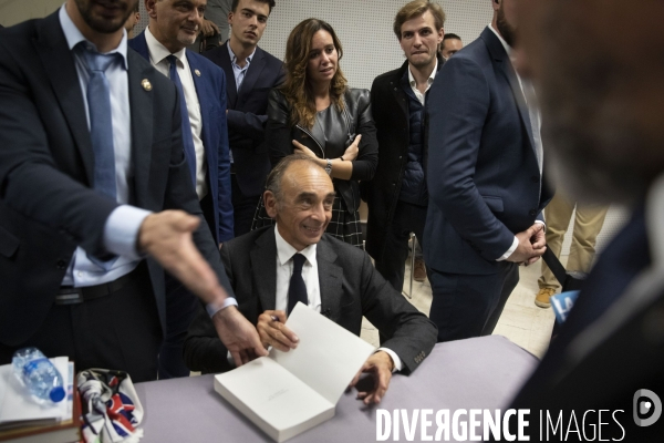 Eric ZEMMOUR signe son livre à Paris.