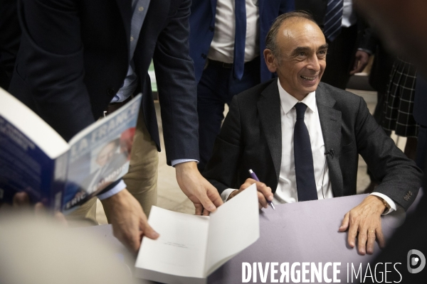 Eric ZEMMOUR signe son livre à Paris.