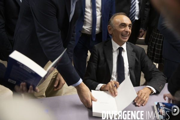 Eric ZEMMOUR signe son livre à Paris.