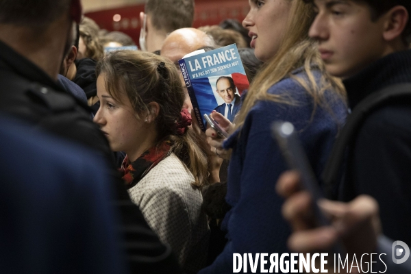 Eric ZEMMOUR signe son livre à Paris.