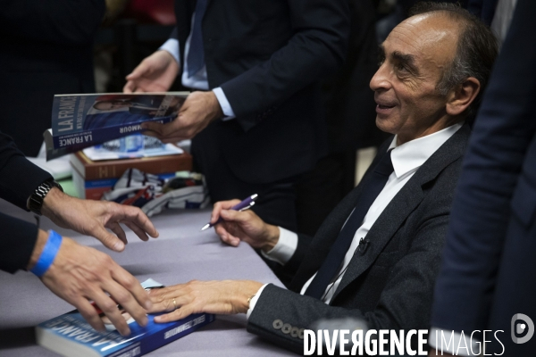 Eric ZEMMOUR signe son livre à Paris.