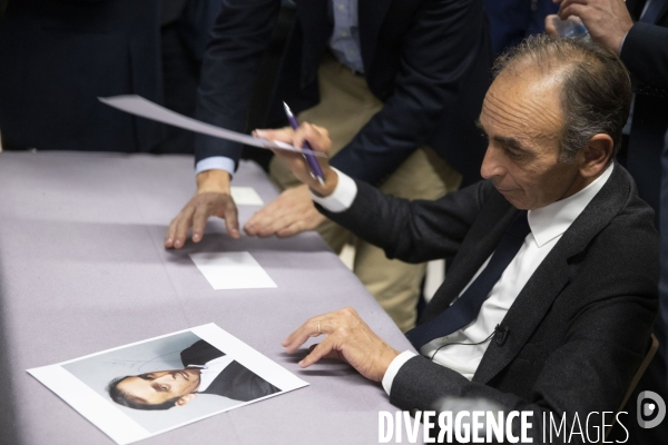 Eric ZEMMOUR signe son livre à Paris.