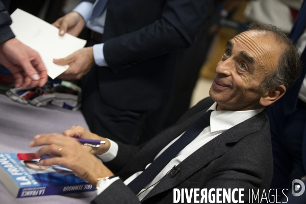 Eric ZEMMOUR signe son livre à Paris.