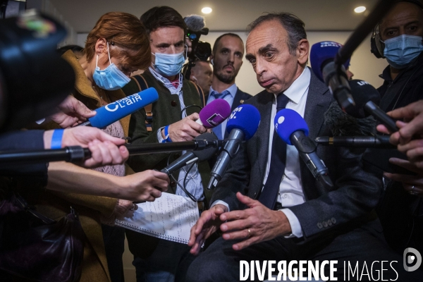 Eric ZEMMOUR signe son livre à Paris.