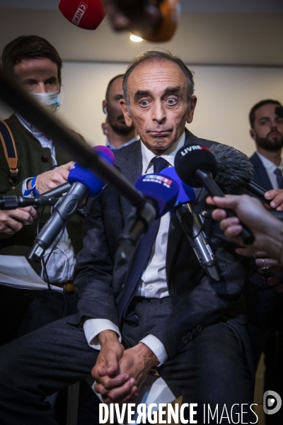 Eric ZEMMOUR signe son livre à Paris.