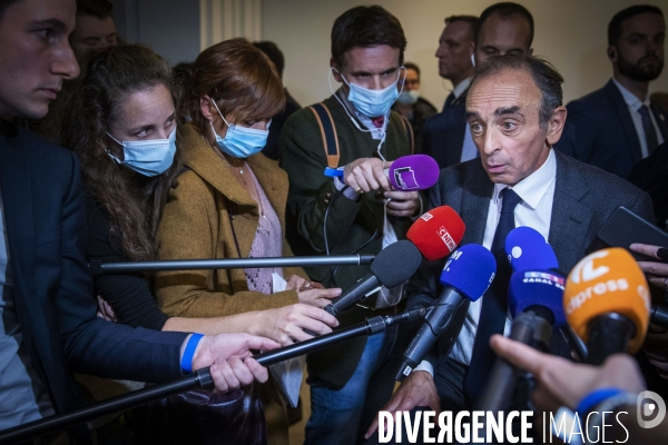 Eric ZEMMOUR signe son livre à Paris.