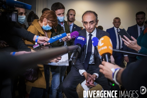 Eric ZEMMOUR signe son livre à Paris.