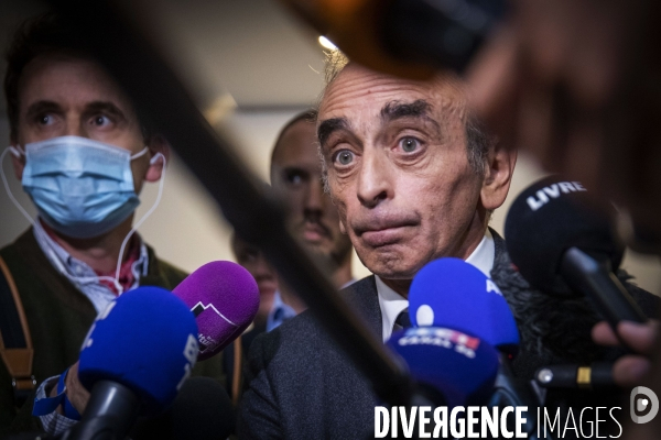 Eric ZEMMOUR signe son livre à Paris.