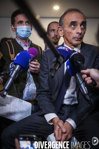 Eric ZEMMOUR signe son livre à Paris.