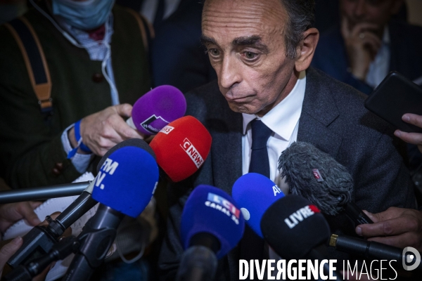 Eric ZEMMOUR signe son livre à Paris.