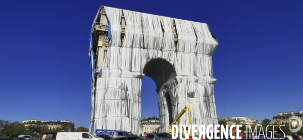 Arc de triomphe empaquete, on demonte