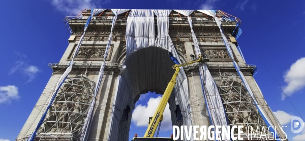 Arc de triomphe empaquete, on demonte