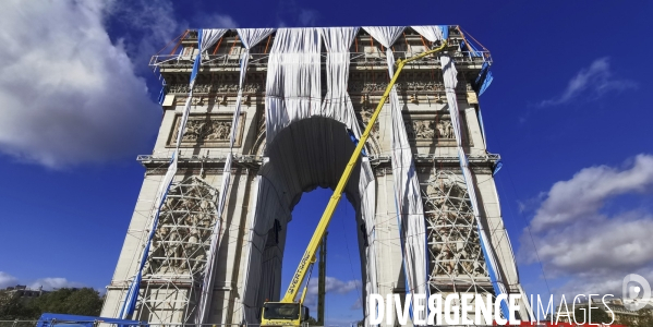 Arc de triomphe empaquete, on demonte