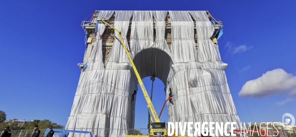 Arc de triomphe empaquete, on demonte