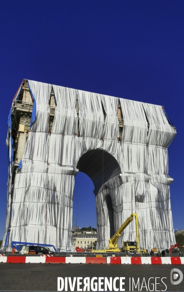 Arc de triomphe empaquete, on demonte