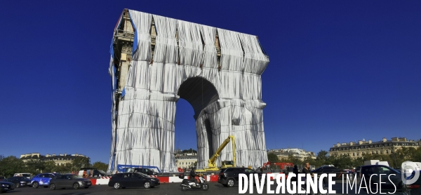 Arc de triomphe empaquete, on demonte