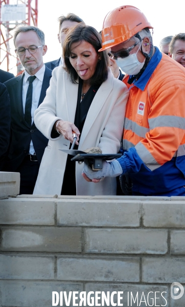 Anne Hidalgo pose la première pierre de l Arena