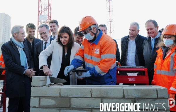 Anne Hidalgo pose la première pierre de l Arena