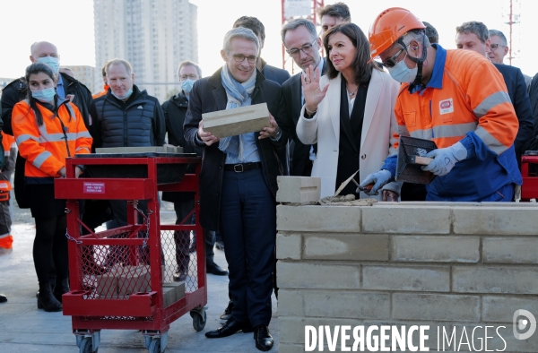 Anne Hidalgo pose la première pierre de l Arena