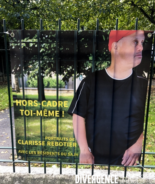 HORS-CADRE TOI-MÊME, une exposition dans la rue de portraits de personnes en situalition de Handicap.