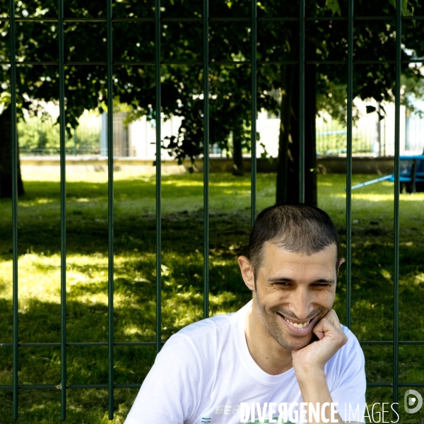 HORS-CADRE TOI-MÊME, une exposition dans la rue de portraits de personnes en situalition de Handicap.