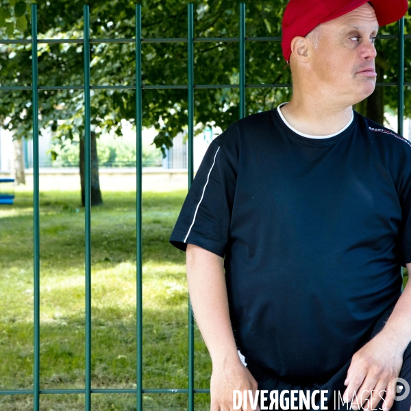 HORS-CADRE TOI-MÊME, une exposition dans la rue de portraits de personnes en situalition de Handicap.